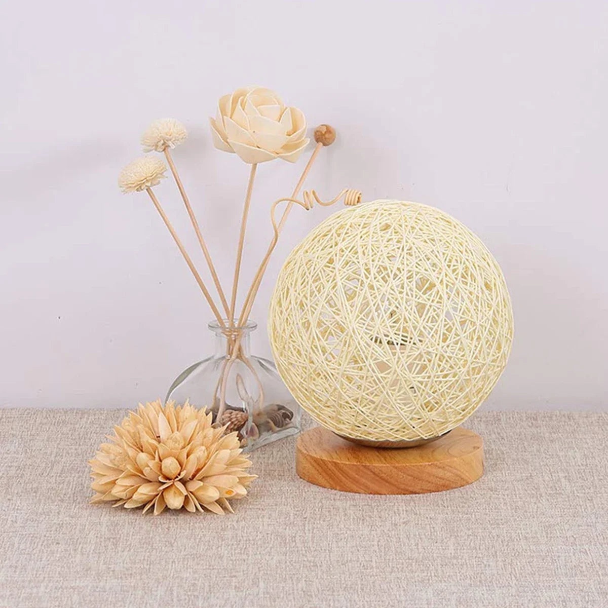 مصباح ليلي رومانسي إبداعي من INS Wind Starry مصباح طاولة لغرفة النوم ومصباح بجانب السرير ومصباح Fantasy Rattan Ball Light (أصفر فاتح) ومصباح Cat